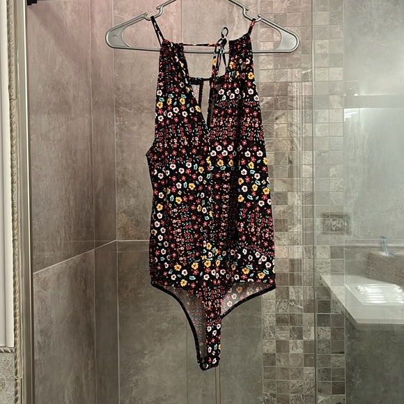 NWT BCBG Generation bodysuit (blouse) in adorable floral print. XS Not fitted - Picture 2 of 7